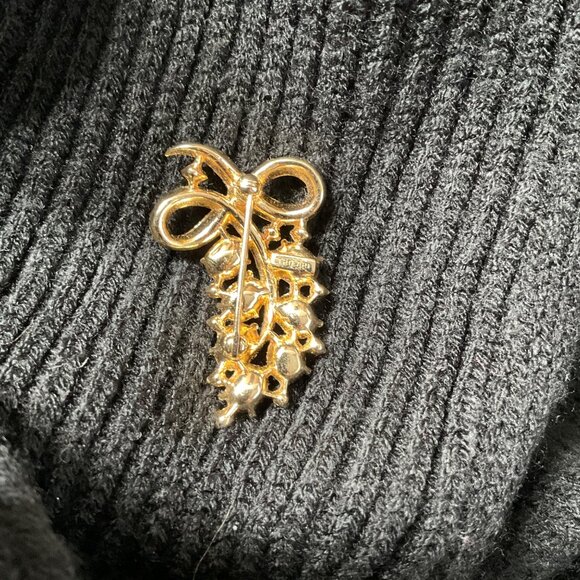 Vintage 1 3/4 in Signed golden Trifari Brooch Pin Rind Baguette infinity Shaped